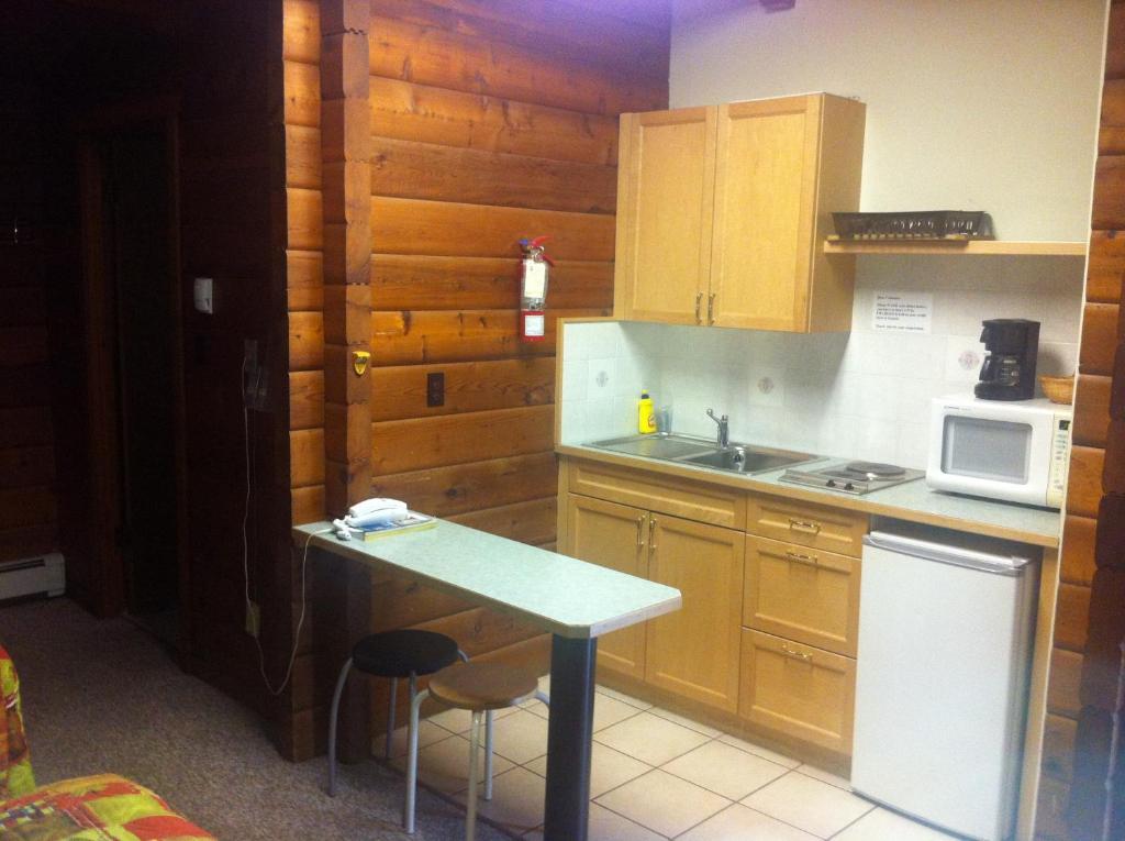 Raccoon Lodge Motel Sylvan Lake Rum bild