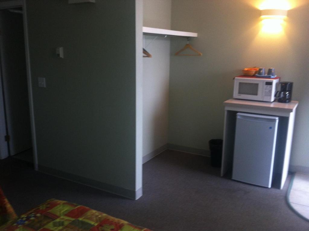 Raccoon Lodge Motel Sylvan Lake Rum bild