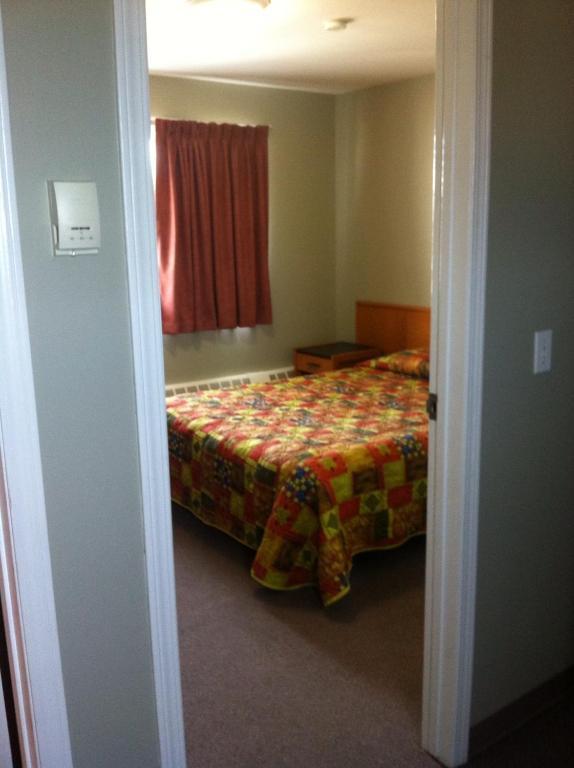 Raccoon Lodge Motel Sylvan Lake Rum bild